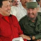 Chávez y Fidel Castro bromean ayer en La Habana