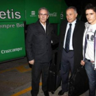 El presidente Rafael Gordillo fue el más solicitado en la llegada de su equipo a Ponferrada.