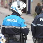 Agentes de la Policía Local, a la derecha un integrante de la unidad de seguridad ciudadana.