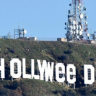 El cartel de Hollywood con las letras cambiadas para celebrar la legalización de la marihuana en California.