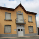 Fachada principal del  edificio de Cáritas Interparroquial de La Bañeza. A. VALENCIA