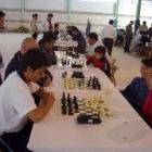 David Fernández entrega el trofeo al Uned A