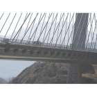 Dos agentes de la Guardia Civil inspeccionan el puente de García Casado en la mañana de ayer.