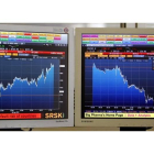 Gráficos del cierre del Ibex 35 (izquierda) y de la prima de riesgo, al cierre de la jornada de este viernes.