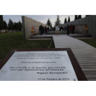 Placa de homenaje en el cementerio de León a fusilados en la Guerra Civil. JESÚS F. SALVADORES