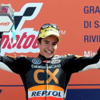 Márquez, en el podio, tiene a tiro de piedra el título de Moto 2 tras su victoria en Misano.