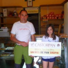 Uno de los dueños de Castorpan junto a Tamara Carrizo.