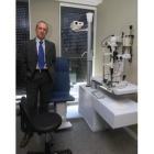 Manuel Franco, en el servicio de Oftalmología de León.