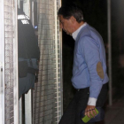 Ignacio González, detenido por supuesta corrupción en el Canal de Isabel II, a su llegada esta noche a la Comandancia de la Guardia Civil de Tres Cantos, Madrid, donde pasó la noche.