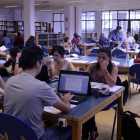 Los estudiantes llenan las salas de las bibliotecas con los apuntes que en breve tendrán que escribir en sus exámenes.