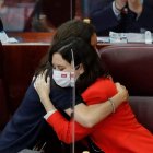 Isabel Díaz Ayuso abraza ayer a la consejera de Presidencia, Eugenia Carballedo. JUAN CARLOS HIDALGO