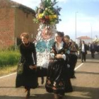 Las hijas de María portan el ramo de roscas, en primer plano, y la imagen de la Virgen del Rosario