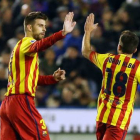 Piqué y Jordi Alba juegan un partido con el Barcelona la pasada temporada con la 'senyera'.