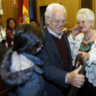 Diego, sobrino de Calleja, junto a los padres del aventurero leonés, Julián y María Jesús.