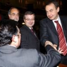 Joan Puigcercós, portavoz de ERC, saluda a Zapatero al finalizar el pleno del Congreso de ayer