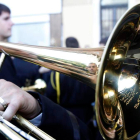 Un integrante de la banda de Angustias, ayer en la procesión de Dolor de Nuestra Madre. Un momento de una marcha interpretada por la banda en el cortejo.