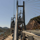 Una máquina comprueba la tensión de los tirantes del puente de Barrios de Luna. JAVIER