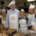 Rajoy, junto a trabajadores y voluntarios del comedor social Santiago Masarnau.