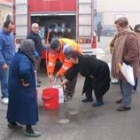 El uso de cisternas para el reparto de agua se inició en Nistal a principios de este año