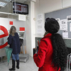 Demandantes de un puesto de trabajo en una oficina de empleo de la capital