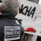 Protesta de la PAH contra los desahucios, este jueves en Madrid.