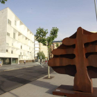 El colosal tejo, instalado en Eras de Renueva, obra en la que el artista Juan Méjica evoca el árbol sagrado de los celtas.