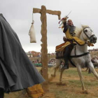 Un caballero consigue alcanzar una argolla con su cuchillo, durante la celebración del espectáculo.