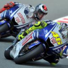 El italiano Valentino Rossi en la carrera de ayer y soplándole en la nuca, Lorenzo . schmidt