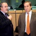 Pedro Solbes conversa con su homólogo griego George Alogoskoufis, tras una la reunión del Ecofíns