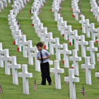 Un niño camina junto a varias tumbas en el hermoso cementerio militar americano en Falciani. MAURICIO DE L’INNOCENTTI