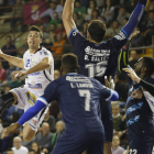 Mikel Aguirrezabalaga, de frente, durante el partido entre el Ademar y el Oporto.