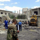 Varias personas en el lugar afectado por un doble atentado perpetrado en la provincia de Homs. EFE