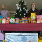 Los representantes de Casa de Asturias entregaron al concejal de Asuntos Sociales los donativos.