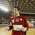 Mirko Alilovic en un partido con el Ademar.