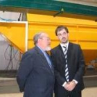 José Valín conversa con el gerente de Prodeleco, Julio Martínez, durante su vista a la cooperativa