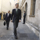 Urdangarín, acompañado de su abogado, pasa ante la prensa para entrar en el juzgado.