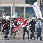 La Policía traslada a unos detenidos durante las protestas en Ankara.