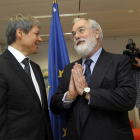 El comisario Dacios Ciolo escucha al ministro Arias Cañete durante su visita a Bruselas.