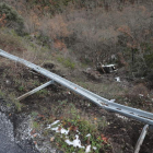 Zona de la LE-5238 donde el camión del servicio de limpieza cayó por un terraplén. ANA F. BARREDO