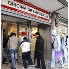 Un grupo de parados hace cola ayer ante las oficinas.