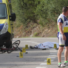 El fallecido pedaleaba en solitario, aunque otro ciclista que también circulaba por la CL-631 se detuvo minutos después. L. DE LA MATA