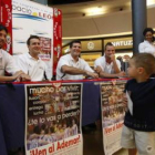 Los ademaristas con un joven aficionado.