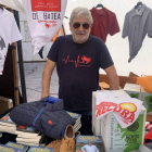 Laureano Oubiña, ayer a primera hora de la tarde en su puesto del mercado medieval de León. DL