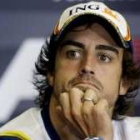 El español Fernando Alonso, del equipo Renault, parece estar deshojando la margarita de su futuro