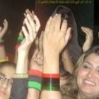 Seguidoras del partido de Bhutto celebran los resultados