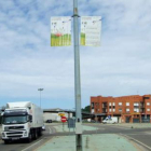 Unas banderolas, situadas en la salida a León.