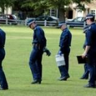 Cinco policías londinenses buscan pruebas de un asesinato acaecido el pasado jueves