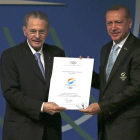 El primer ministro turco Recep Tayyip Erdogan y el presidente del Comité Olímpico Internacional (COI) Jacques Rogge este sábado en Buenos Aires (Argentina), en la que la candidatura de Estambul 2020 fue la primera en realizar su presentación.