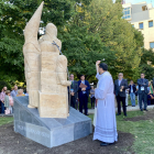 El reverendo Fláker bendice el monumento. MIGUEL FB
