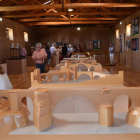 Vista general con distintas maquetas relacionadas con la tecnología hidráulica. MEDINA